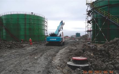 SWTC25 crawler crane carried out walking operation on load at a construction site in Daqing Oilfield